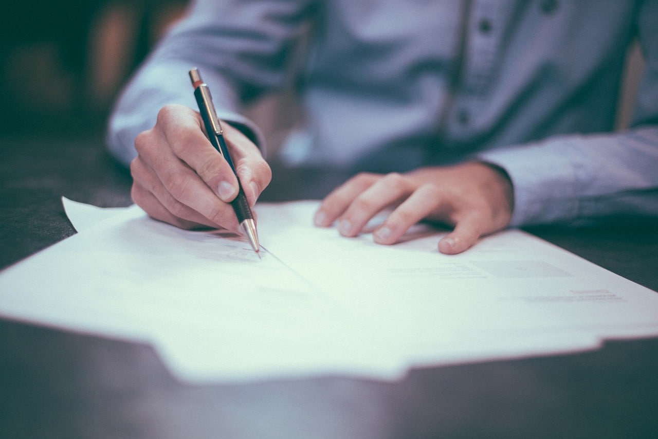 Quels sont les points essentiels à négocier avant de signer un contrat de prêt ?