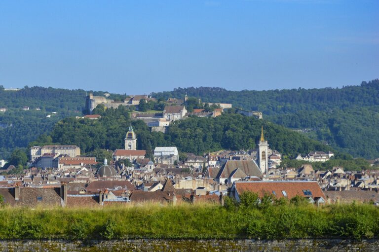 Prix à Besançon en octobre 2026, les maisons montent seules